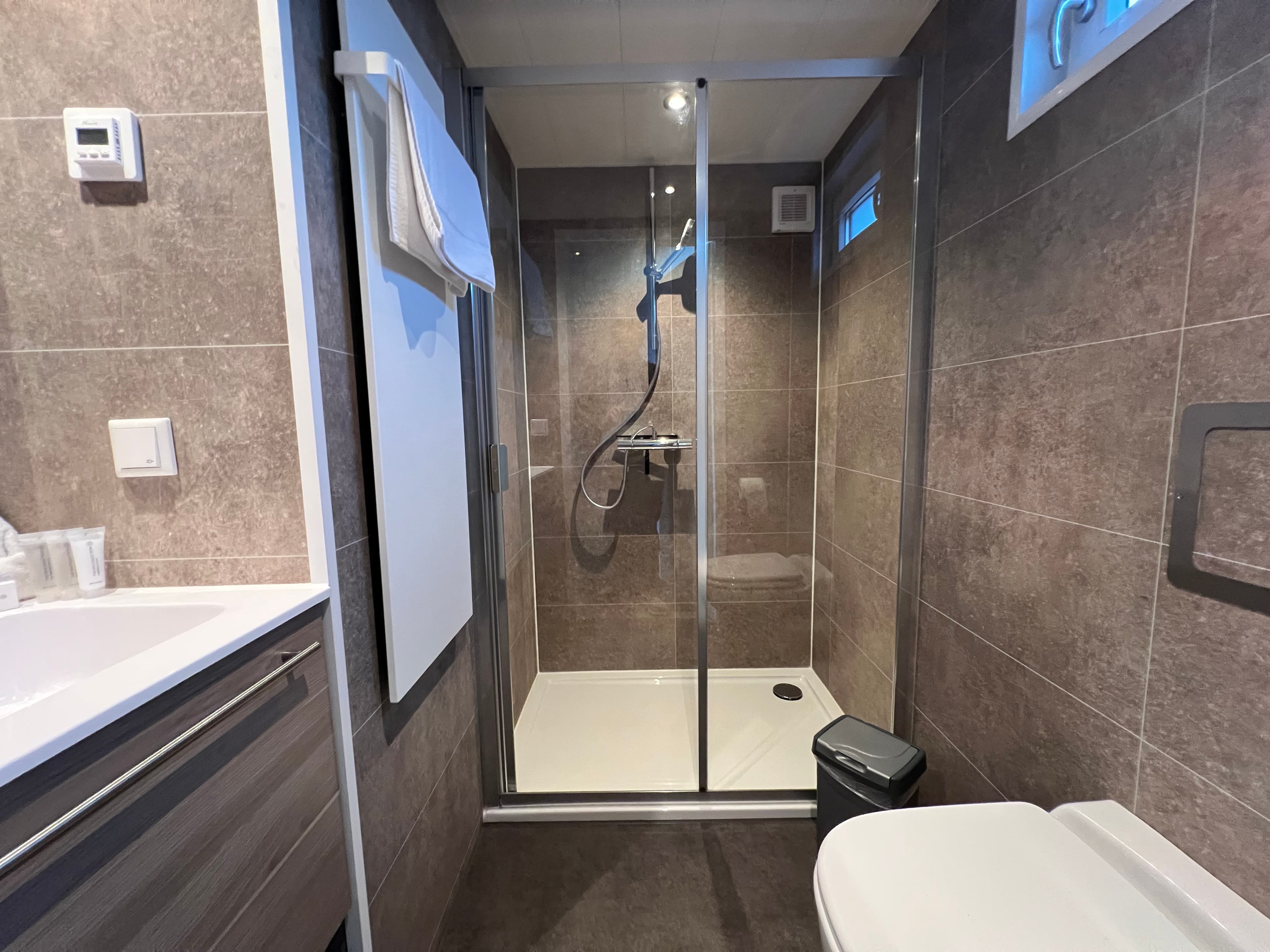Luxe woonboot Lemmer – Comfortabel verblijf op het water met terras