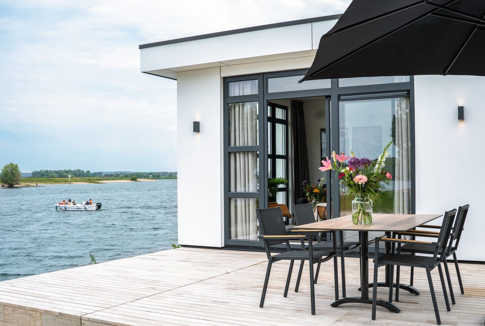 Knusse villa met waterzicht voor twee gasten in Maurik