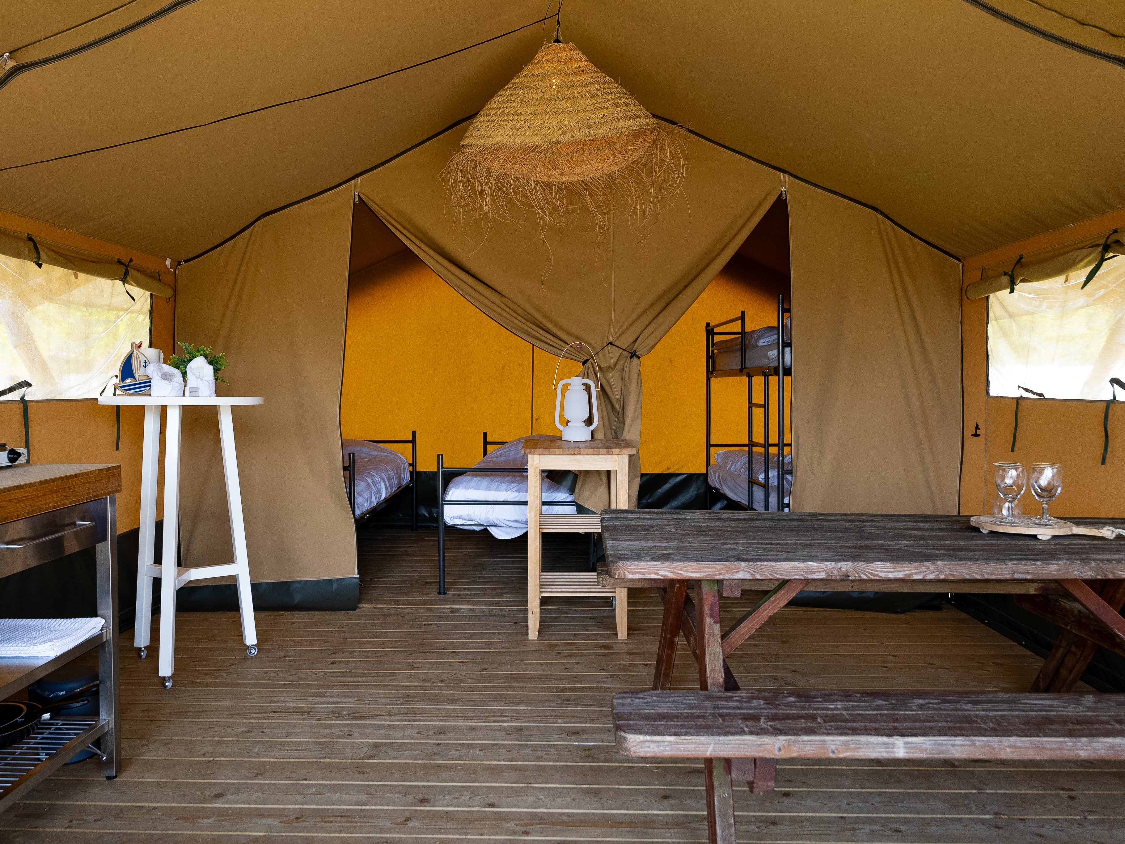 Safari tent met eigen terras en uitzicht op de jachthaven