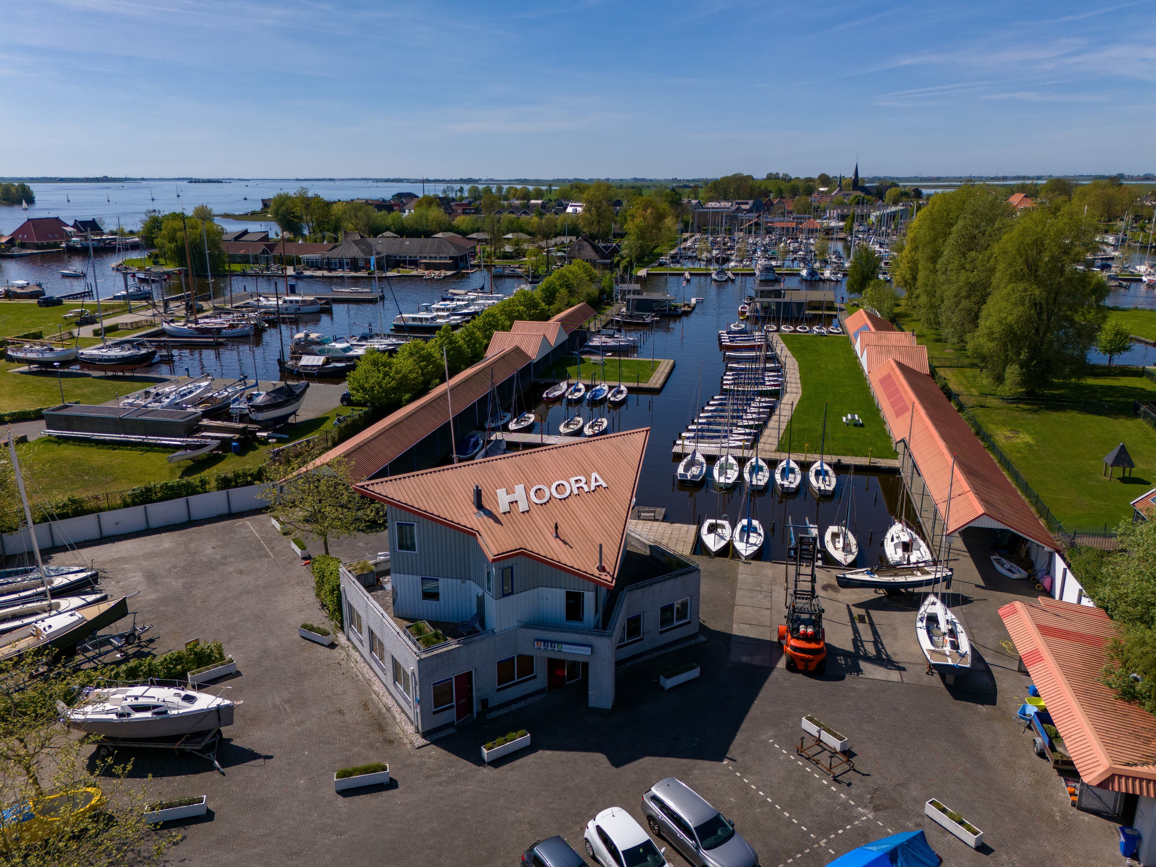 Overnachten op een comfortabele houseboat in Heeg