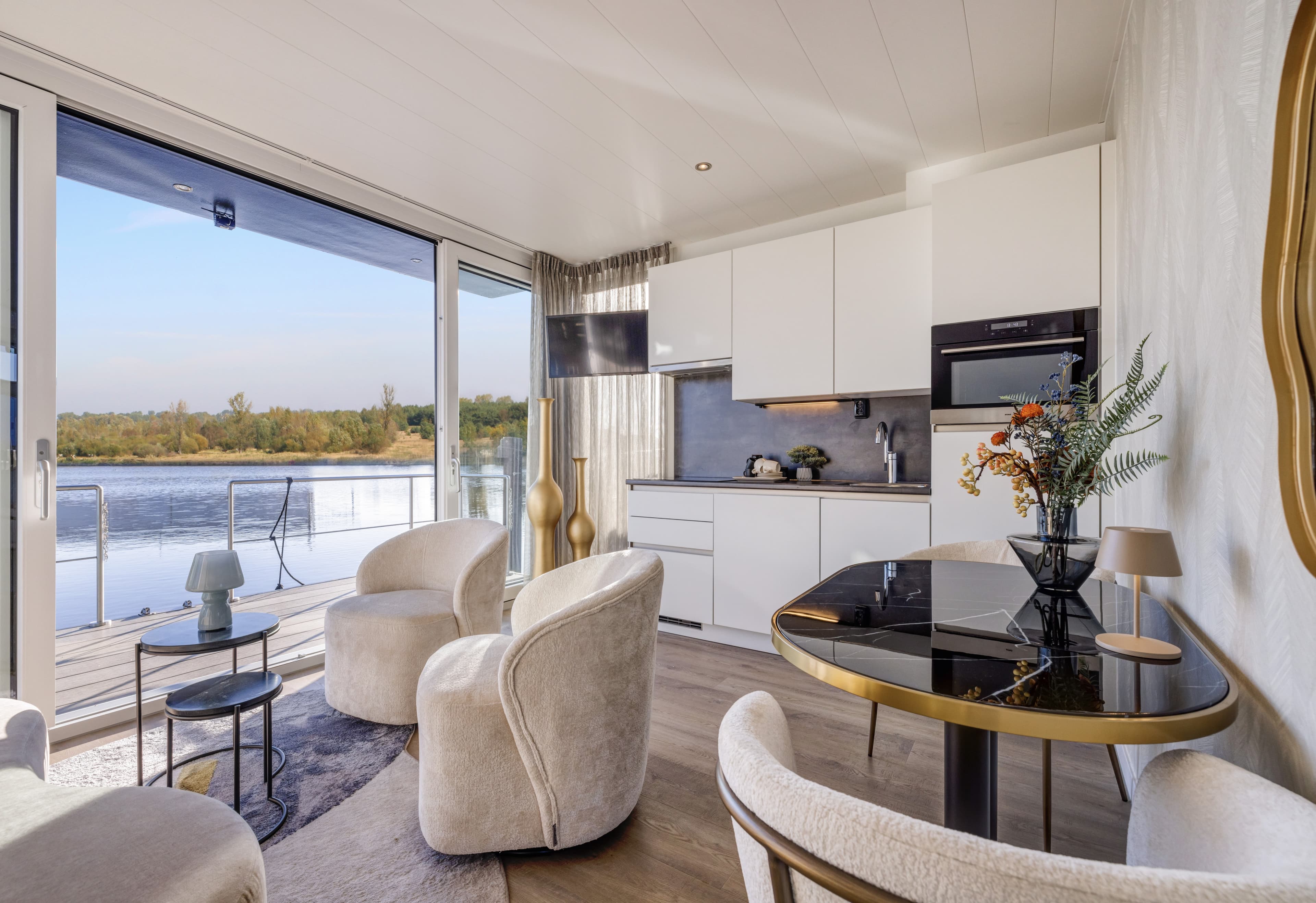 Overnachten op een comfortabele houseboat in Lemmer