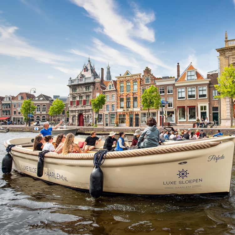 Haarlem grachtenrondvaart met gids op open boot