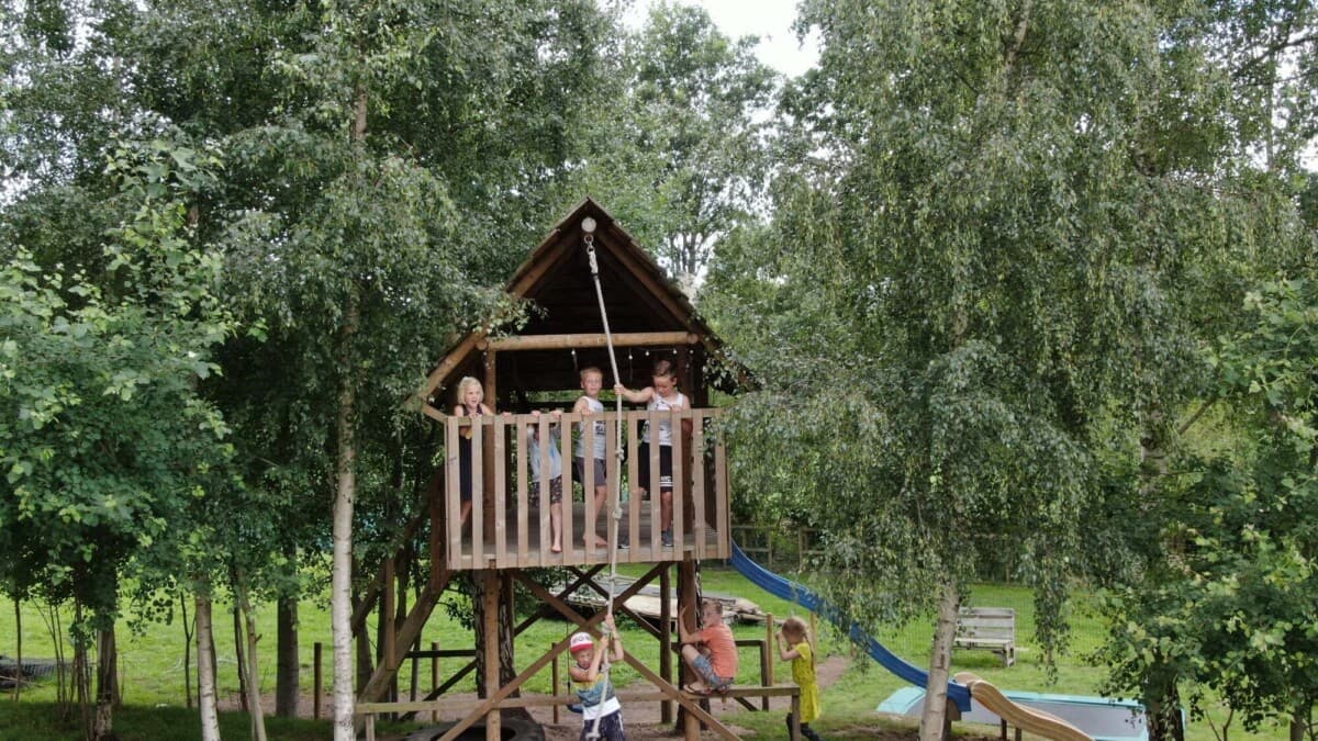 Comfortabele safari tent op Boerderijcamping de Berghoeve, Ruinen